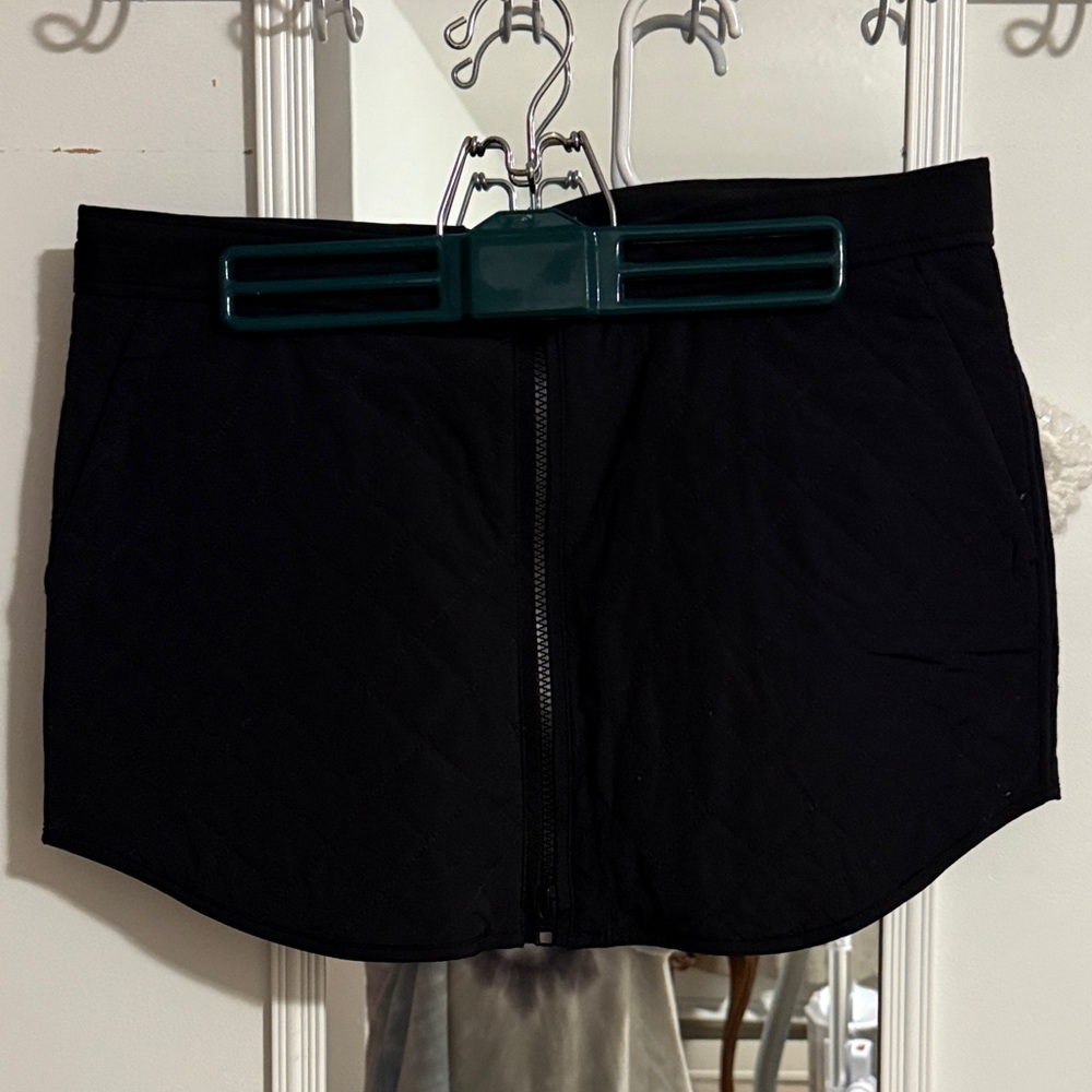 Athleta Toasty Buns Quilted Black Skirt